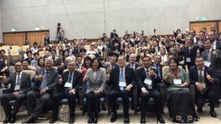 Il presidente, signora Tsai, e i partecipanti al convegno