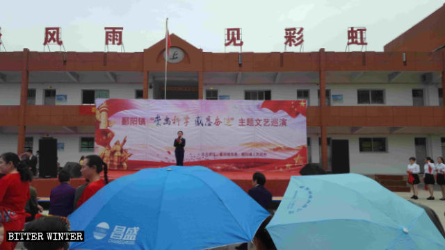 Spettacoli culturali “rossi” in una scuola della contea di Poyang
