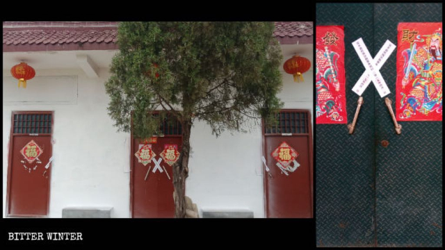 Le porte del tempio sono state sigillate con nastro segnaletico e il muro dipinto di bianco
