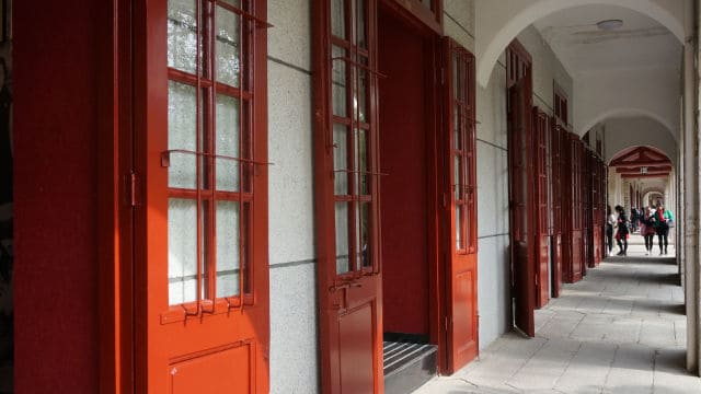 Il corridoio di un'università nella città di Xiamen