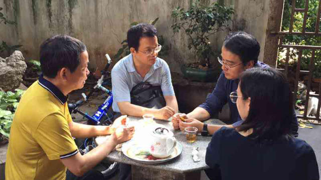 Il pastore Yang e sua moglie discutono con i funzionari dell'Ufficio per gli affari etnici e religiosi
