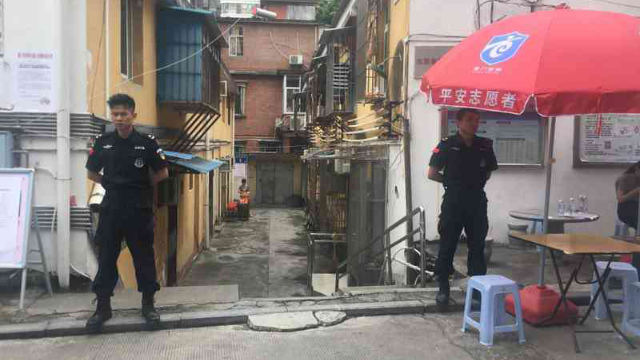 Due agenti della SWAT di guardia all'ingresso della chiesa di Xunsiding