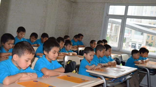 Bambini uiguri, la maggior parte dei quali "orfani", studiano la propria lingua a Istanbul