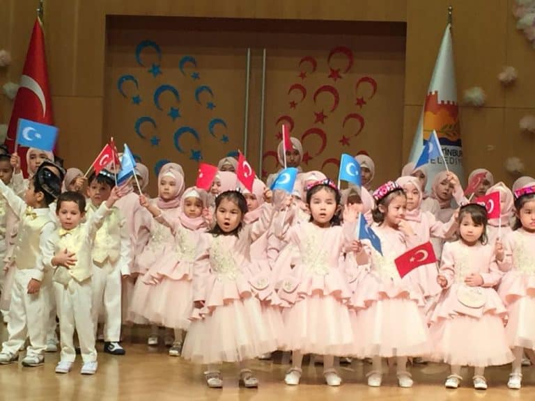 Bambini uiguri, molti di loro "orfani", ad una festa di Ramadan a Istanbul
