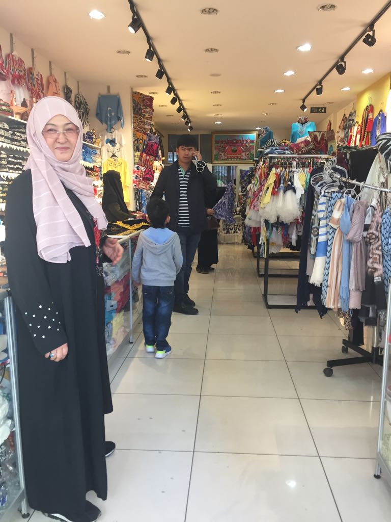 Mehrigu, anch’essa “vedova”, gestisce un negozio uiguro a Zeytinburnu. L’attività è gestita da uiguri e serve a sostenere "orfani" e "vedove" della comunità