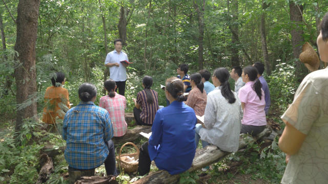 I fedeli di una Chiesa domestica mentre tengono una riunione nei boschi