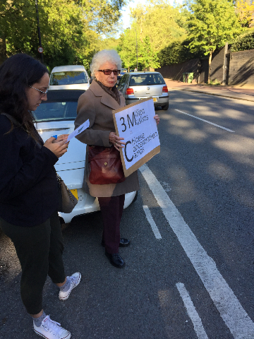 Judy Shipton e sua nipote si uniscono alla protesta