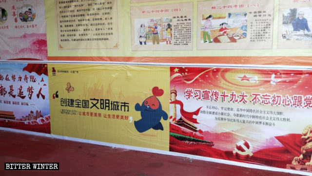 Slogan di propaganda politica a favore del Partito esposti nel tempio Bixia Yuanjun