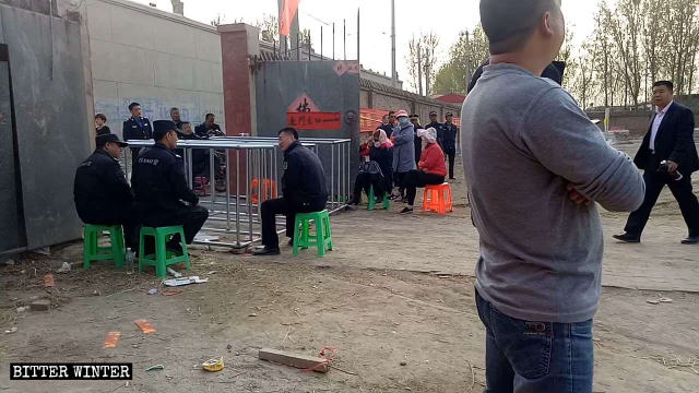 La polizia ha montato delle ringhiere in ferro davanti all'ingresso del tempio Gulingshan, impedendo così alla gente di partecipare alle attività religiose