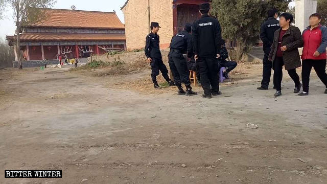 La polizia a guardia del tempio Gulishang