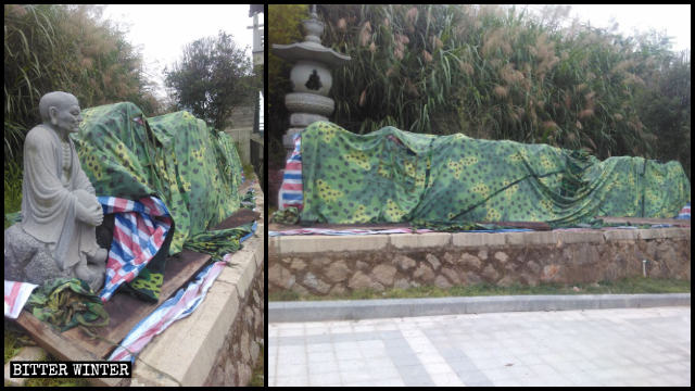 Le statue degli Arhat smantellate sono ammucchiate sul lato della strada e coperte con un telo