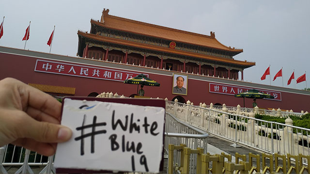 La protesta pacifica #WhiteBlue19 arriva segretamente anche in Piazza Tiananmen