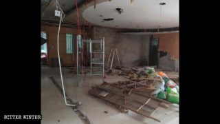 Il soffitto e le altre parti di una sala sono stati danneggiati al punto di renderla irriconoscibile