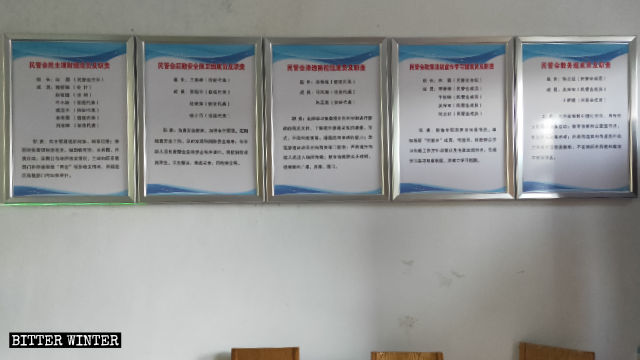 Norme e regolamenti governativi affissi nella chiesa di Xinzhuang