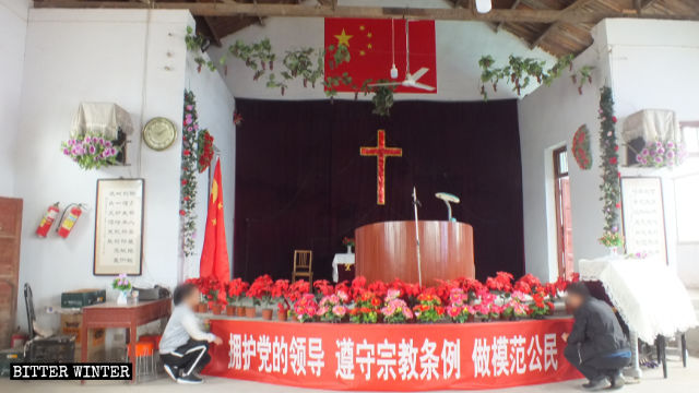 La bandiera cinese appesa sulla croce nella chiesa di Xinzhuang