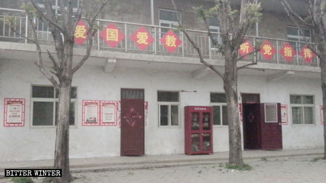Gli otto caratteri cinesi che significano «Ama il tuo Paese, ama la tua religione e obbedisci ai comandi del Partito» affissi sulla balaustra della chiesa