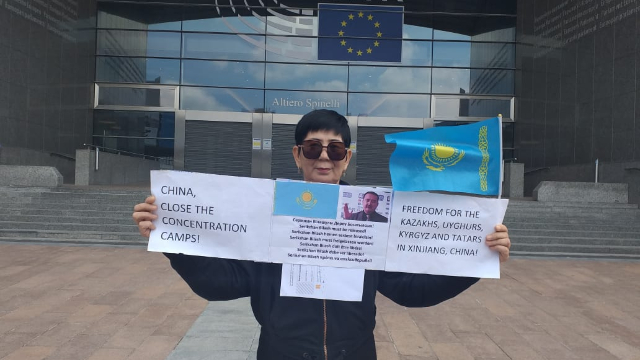 Gaukhar Kurmanaliyeva davanti al Parlamento Europeo di Bruxelles