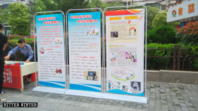 Agenti della sicurezza pubblica promuovono la campagna «Sostieni la scienza, opponiti agli xie jiao» in strada