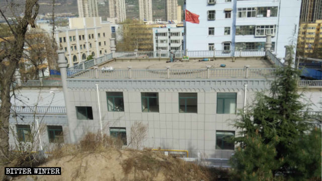 La bandiera cinese ha sostituito la cupola blu sul tetto della moschea delle donne