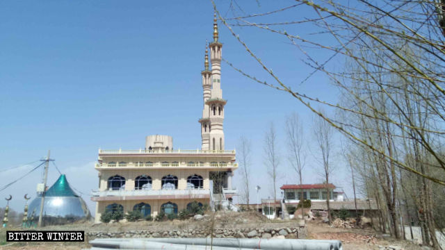 La cupola della moschea di Shenjiaping nella prefettura autonoma di Linxia Hui nella provincia del Gansu è stata smantellata