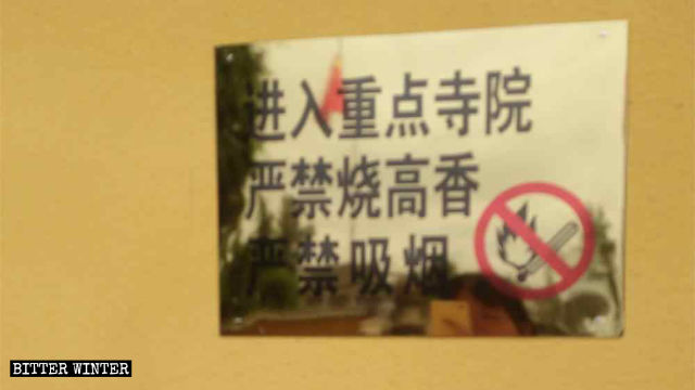 Un cartello vieta di bruciare l’incenso nel tempio