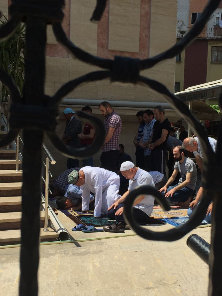 Uiguri prendono parte alla preghiera del venerdì a Zeytinburnu, un sobborgo di Istanbul. Notare il caratteristico "dopa" ricamato, o zucchetto, indossato dallo uiguro sulla prima fila a sinistra. Qui sono liberi di pregare mentre ai loro fratelli a casa è vietato frequentare le moschee e molti sono stati internati per averlo fatto