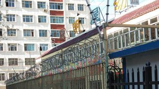 Nello Xinjiang le scuole sono molto simili a carceri. Foto di un visitatore italiano