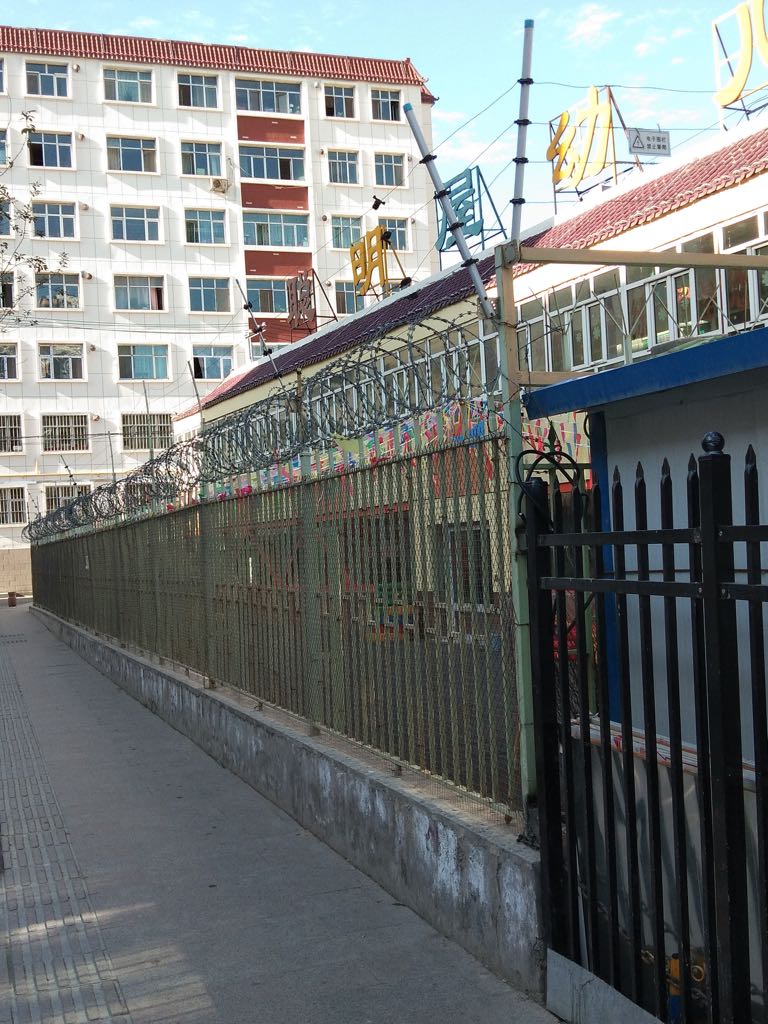 Nello Xinjiang le scuole sono molto simili a carceri. Foto di un visitatore italiano