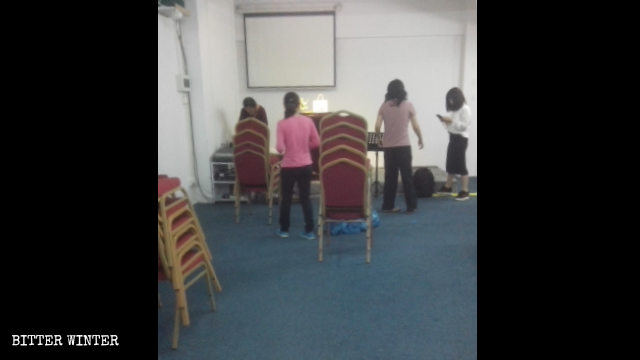 La sala per riunioni della Enzhu Church è stata svuotata