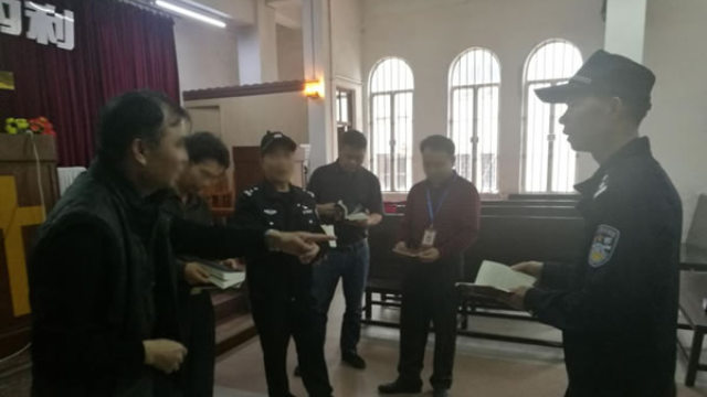 Funzionari di polizia e dell'Ufficio per gli affari religiosi ispezionano un luogo di culto