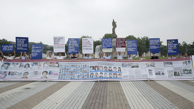 La protesta silenziosa davanti alla Casa Blu per denunciare gli innumerevoli crimini di persecuzione religiosa commessi dal PCC