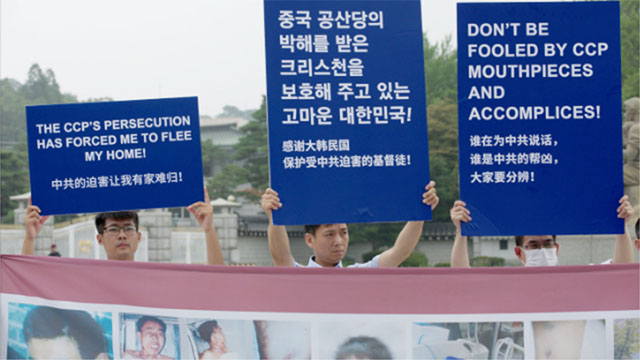 I cartelli dei fedeli della CDO denunciano le atrocità del PCC. Uno recita: «La persecuzione del PCC mi ha costretto a fuggire da casa»