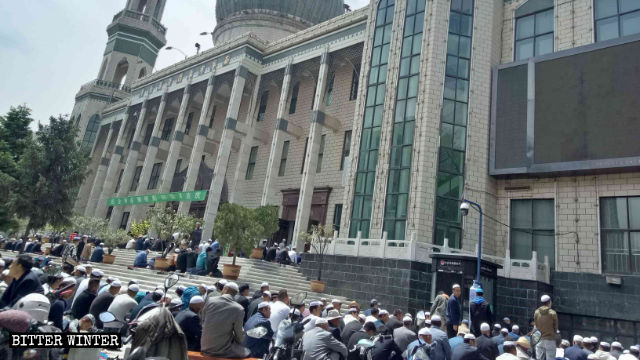 Musulmani recitano la Jumu’ah (preghiera del venerdì) fuori dalla moschea di Dongguan