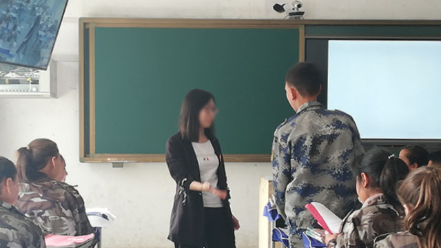 Un'insegnante durante una lezione nello Xinjiang