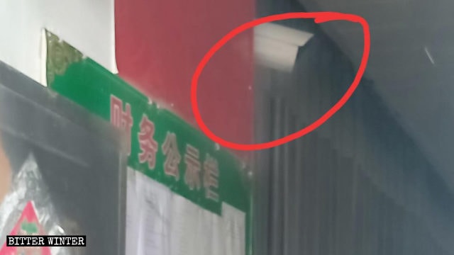 Una telecamera di sorveglianza è stata installata fuori da una chiesa delle tre Autonomie nella città di Gao'an