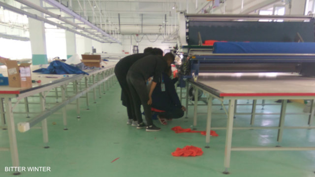 I macchinari vengono testati in una delle fabbriche per il lavoro forzato nel campo di Yining: eccolo qui il «lavoro consono»