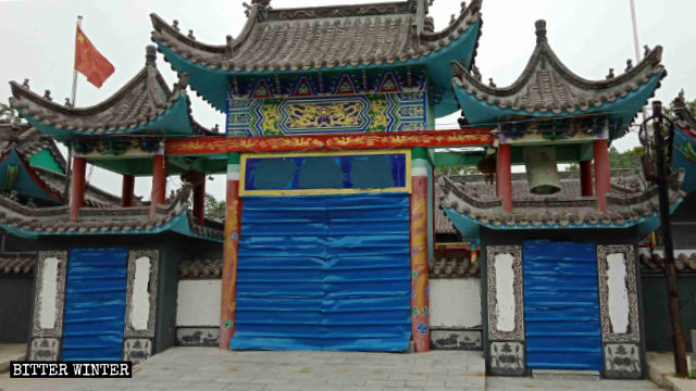 Tutti gli ingressi del tempio Qingxu sono stati sigillati