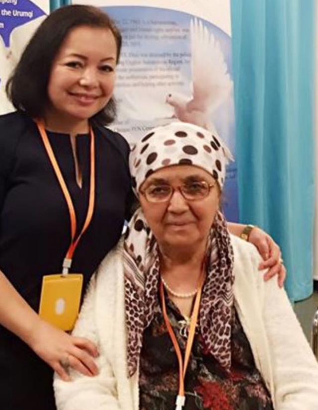 La traduttrice di The Land Drenched in Tears, Rahima Mahmut, scrittrice e musicista uigura in esilio, con l'autrice del libro, Söyüngül Chanisheff
