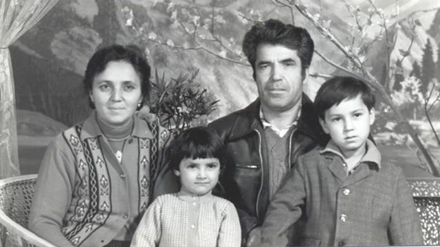 Chanisheff (a sinistra), suo marito Latif e i loro figli Kafiya e Azat, in una fotografia scattata in tempi più felici