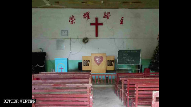 L'interno della chiesa delle Tre Autonomie nella città di Zhangping che ha inutilmente chiesto un permesso di ricostruzione