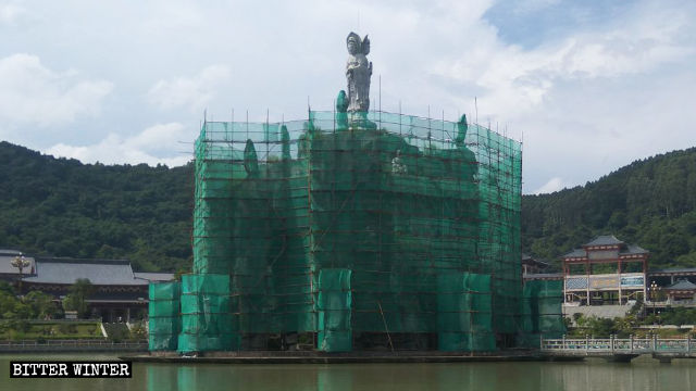 L'Isola della Guanyin è stata avvolta in una rete di sicurezza verde