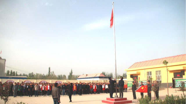 The persone in a località in Xinjiang sono organizzato alzabandiera cerimonia