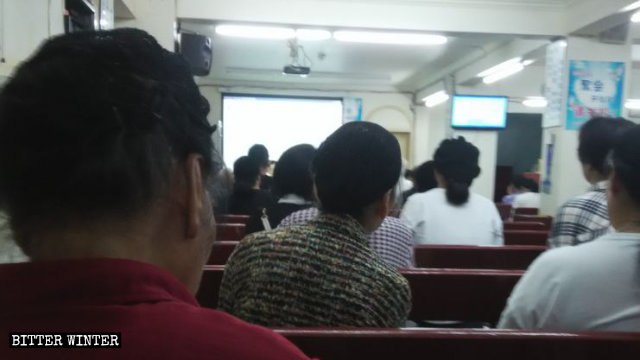 Fedeli della Local Church di Fuzhou riuniti in assemblea nella sala per riunioni, prima della chiusura