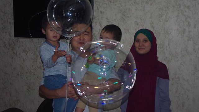 Bilash finalmente riunito con la sua famiglia. La foto è già stata pubblicata, ma a noi è stata fornita dalla moglie dell’attivista
