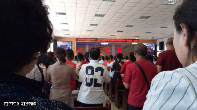 Il gruppo che promuove la sinizzazione del cristianesimo mentre tiene un incontro per i fedeli nella provincia del Liaoning
