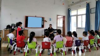 Un insegnante dell'asilo in classe sta parlando ai bambini