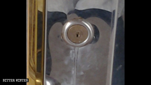 Cilindro della serratura di una sala per riunioni tappato con la colla