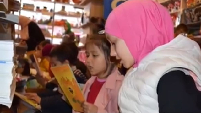 Gli scolari di Hira'i visitano la sua libreria, a Istanbul