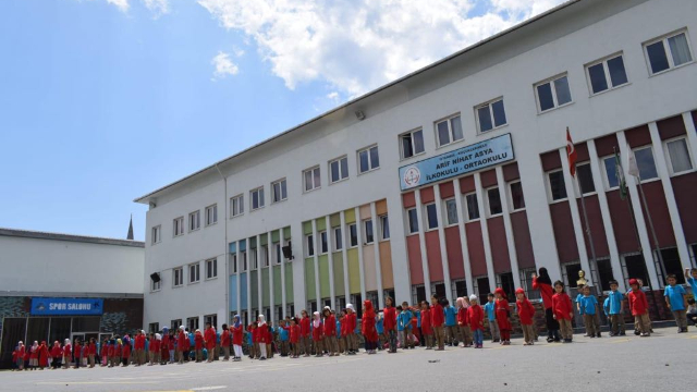 L'enorme afflusso di alunni di quest'anno, che rende necessario allargarsi a una sezione di una scuola turca della zona