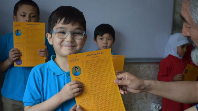 Gli allievi di Hira'i ricevono i calendari del Ramadan